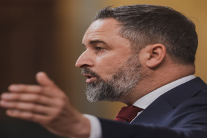 Ein Mann im Anzug und Krawatte spricht in ein Mikrofon, wahrscheinlich zur Entscheidung des Obersten Gerichtshofs über das Verbot von russischer Außenminister Sergey Lavrov.