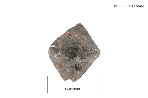 Ein roher Diamant auf einem weißen Hintergrund mit dem Text "b668 - Diamant - 1 Zentimeter" darunter, umrandet von einer schmalen schwarzen Linie.