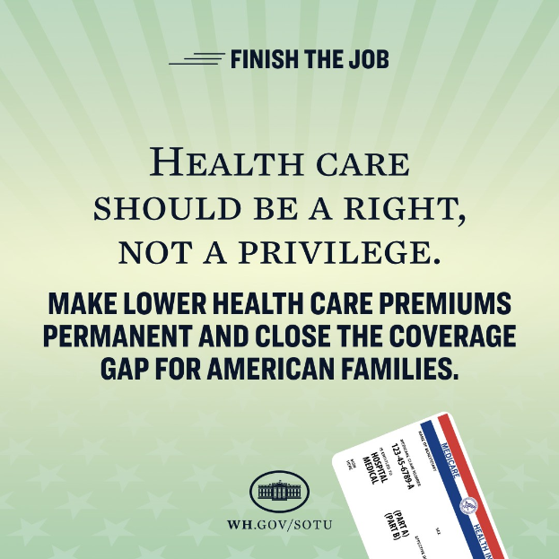 Ein Plakat mit der Aufschrift "Beende den Job: Gesundheit sollte ein Recht sein, nicht ein Privileg" und einer Karte mit den Worten "Mache niedrigere Gesundheitskosten permanent und schließe die Versorgungslücke für amerikanische Familien" darauf gedruckt.