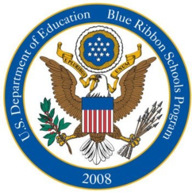 Logo des U.S. Department of Education Blue Ribbon Schools Program mit einem blauen Kreis, einem weißen Stern, einer weißen Taube mit einer blauen Schleife und dem Text 'Department of Education' in Blau auf einem weißen Banner.