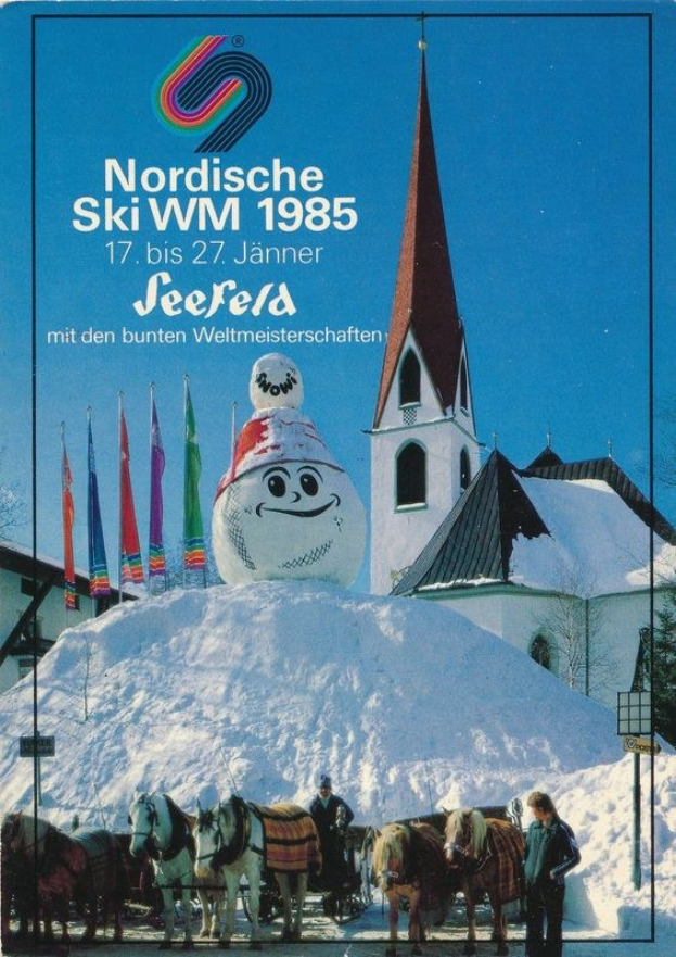 Plakat für die Nordischen Ski-Weltmeisterschaften 1985 in Seefeld, Schweiz, das eine schneebedeckte Landschaft mit Skifahrern, Pferden, Stangen, Flaggen, Gebäuden, Bäumen und Himmel zeigt.