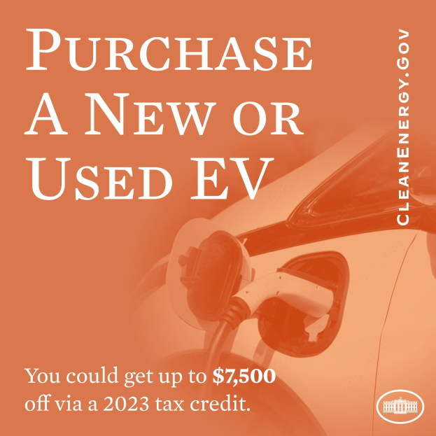 Plakat wirbt um bis zu 7.500 US-Dollar Rabatt auf neue oder gebrauchte Elektrofahrzeuge durch einen Steuerbonus im Jahr 2023, mit einem Bild eines Autos.