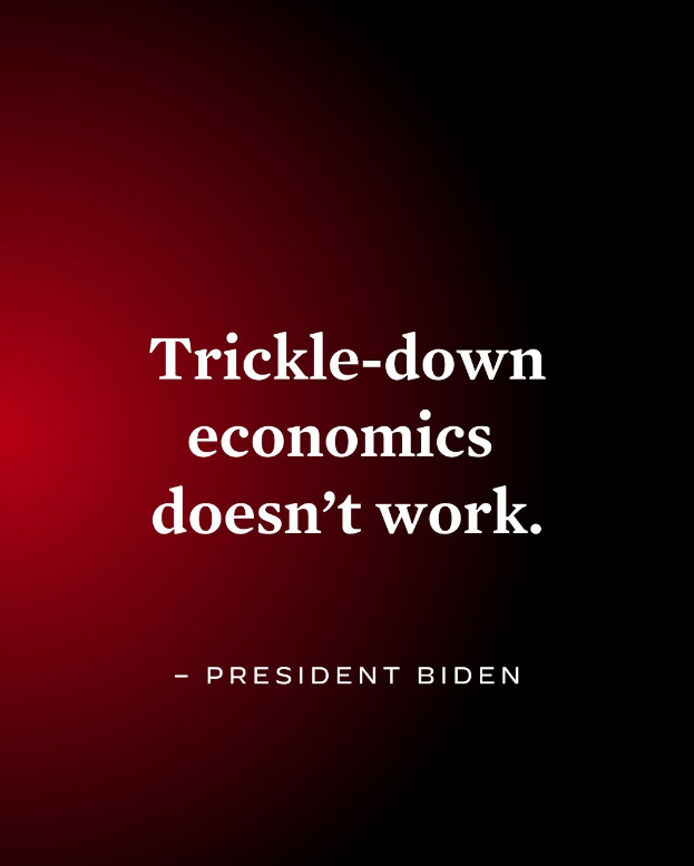 Plakat mit fettem schwarzem Text "Trickle-Down Economics Doesn't Work" auf einem weißen Hintergrund, der von einem dünnen schwarzen Rand umgeben ist, begleitet von einem Zitat des Präsidenten.