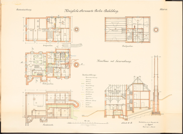 Altes Buch mit einer Zeichnung des ursprünglichen architektonischen Plans für das Königliche Hermwerk Berlin-Baklberg, mit detaillierten Layouts und Text.