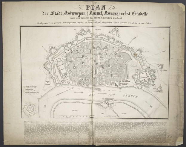 Eine detaillierte Karte von Berlin aus einem alten Buch, die Straßen, Gebäude und Sehenswürdigkeiten zeigt, mit begleitendem Text über die Bevölkerung und Merkmale der Stadt.