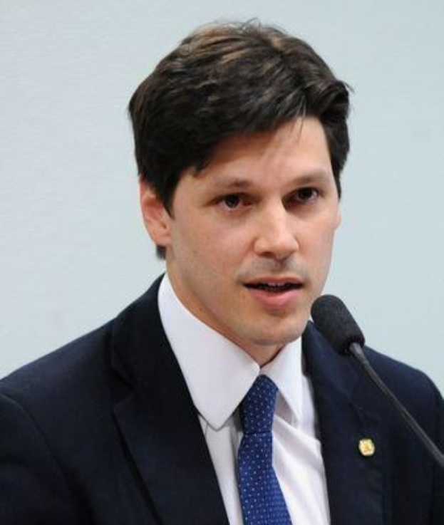 Ein Mann im Anzug spricht in ein Mikrofon an einem Podium, wahrscheinlich zur Genehmigung eines Gesetzes zur Verbots des Internetgebrauchs durch die Regierung.