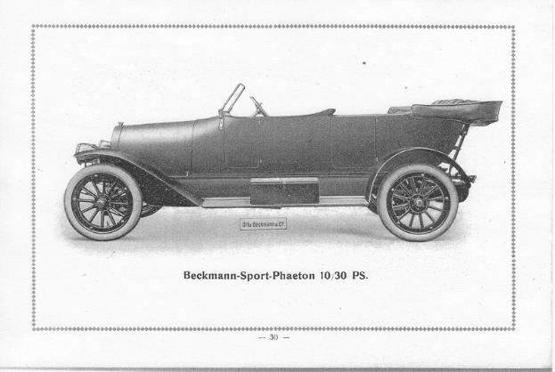 Ein Schwarz-Weiß-Foto eines Oldtimers, beschriftet mit "Beckmann-Sport Phaeton 10/30 PS", das ein schlankes, aerodynamisches Design mit langem, schmalem Körper, großem runden Scheinwerfer, gebogener Dachlinie, großen runden Rädern, getönten Fenstern und einem glänzenden Finish zeigt.