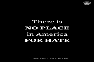 Ein schwarzer Hintergrund mit fetter weißer Schrift, die den Satz 'Es gibt keinen Platz in Amerika für Hass' - ein Zitat von Präsident Joe Biden - zeigt.