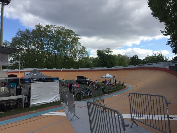 Gruppe von Radfahrern, die BMX-Räder auf einer Schmutzspur fahren, bei den UCI BMX-Weltmeisterschaften 2018