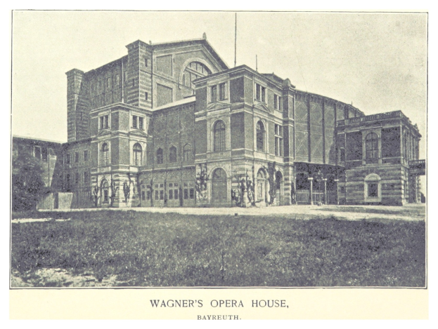 Schwarzes und weißes Foto von Wagners Opernhaus in Bayreuth mit Menschen vorne, umgeben von Bäumen und einem klaren Himmel, mit Text unten.