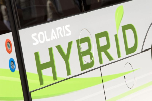 Nahaufnahme eines weißen und grünen Solaris Hybrid-Elektrobus