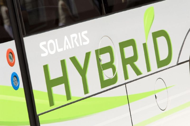 Nahaufnahme eines weißen und grünen Solaris Hybrid-Elektrobus