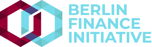 Logo der Berliner Finanzinitiative mit einem blauen Kreis mit weißer Umrandung und einem weißen "B" in der Mitte, umgeben von einem weißen Ring mit einem blau-weißen Karomuster, auf einem weißen Hintergrund mit der schwarzen Schrift "Berlin Finance Initiative".