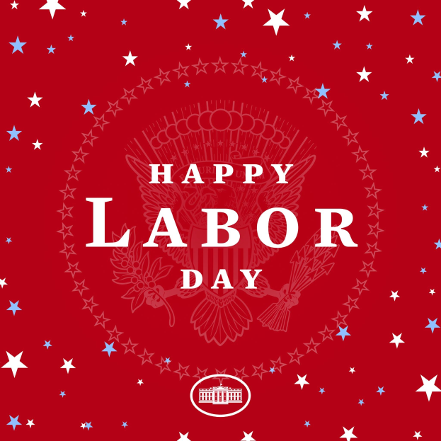 Plakat mit "Happy Labor Day" in fetten weißen Buchstaben auf einem hellroten Hintergrund, umgeben von Sternen verschiedener Größen und Farben.